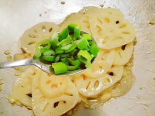 13、醋溜藕片,放入葱碎增香