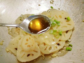 14、醋溜藕片,淋半汤匙芝麻油 提香