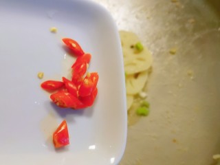 15、醋溜藕片,放入红尖椒翻拌关火