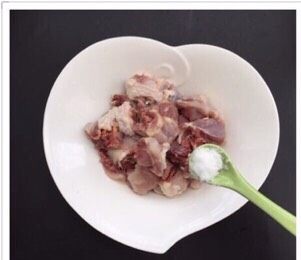 3、辣子鸡～香喷喷火辣辣,先把鸡块腌制一下：加小半勺盐