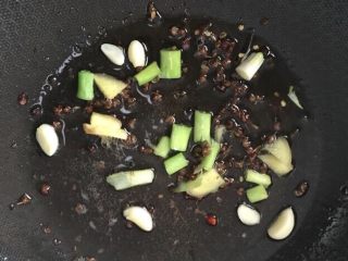 10、辣子鸡～香喷喷火辣辣,另起锅加适量的油烧热葱姜蒜、花椒爆香