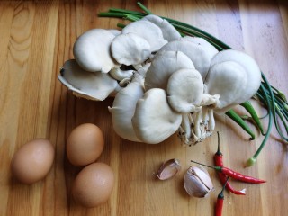 1、平菇炒鸡蛋,准备所需食材。