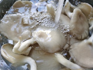 2、平菇炒鸡蛋,平菇切去根部，清洗干净。