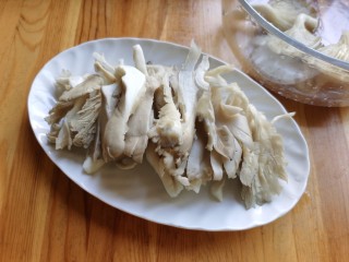 3、平菇炒鸡蛋,攥去平菇里吸收的水分，用手撕成条状。