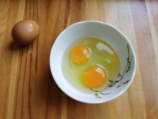 4、平菇炒鸡蛋,鸡蛋磕入碗中，打散。
