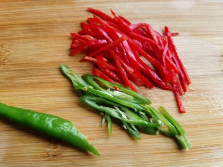 5、平菇炒鸡蛋,辣椒洗净切成细丝，再切点蒜片和葱花。