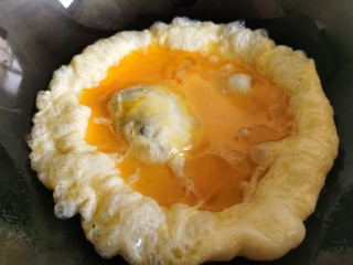 6、平菇炒鸡蛋,炒锅烧热放油，倒入蛋液翻炒。