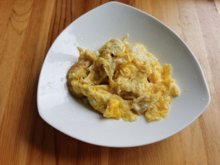 7、平菇炒鸡蛋,鸡蛋炒熟后先盛出来。