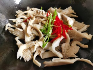 9、平菇炒鸡蛋,加入平菇和辣椒翻炒。