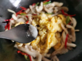 11、平菇炒鸡蛋,放入少许食盐。