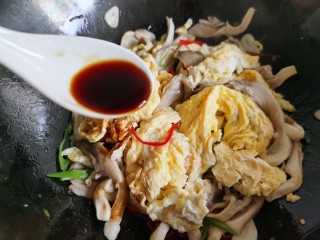 12、平菇炒鸡蛋,加入一勺生抽。