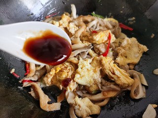 13、平菇炒鸡蛋,加入一勺蚝油。