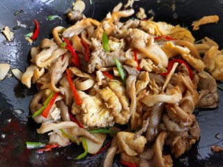 14、平菇炒鸡蛋,炒至平菇变软入味即可。