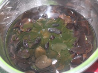 1、素食主义最爱的木耳炒荸荠,先把木耳用凉水泡20分钟。泡开！