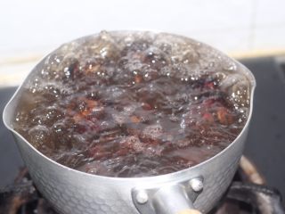 2、素食主义最爱的木耳炒荸荠,荸荠带皮用开水煮2分钟，方便去皮！