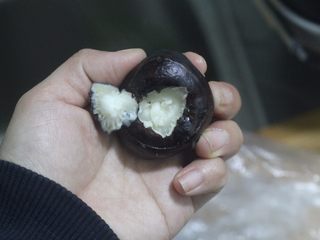 4、素食主义最爱的木耳炒荸荠,再挖掉荸荠根部。