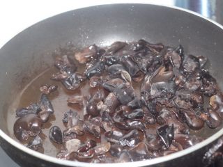 6、素食主义最爱的木耳炒荸荠,热锅凉油，油热后直接放泡好的木耳翻炒几下。