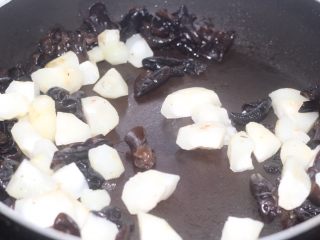 7、素食主义最爱的木耳炒荸荠,再放切好的荸荠中火翻炒几下。