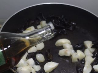 8、素食主义最爱的木耳炒荸荠,加2勺料酒让它入味。