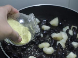 9、素食主义最爱的木耳炒荸荠,2g左右的鸡精提鲜。