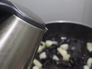 10、素食主义最爱的木耳炒荸荠,加一点水滚锅。