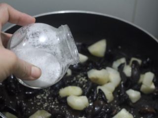 11、素食主义最爱的木耳炒荸荠,再按照自己的口味加适量的盐。