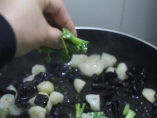 12、素食主义最爱的木耳炒荸荠,最后放入切好的香葱和香菜提味。