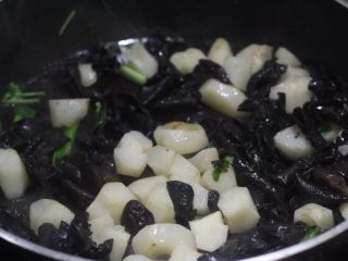 13、素食主义最爱的木耳炒荸荠,出锅前点3滴香油提香，搞定！