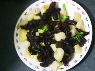 14、素食主义最爱的木耳炒荸荠,清脆爽口还低脂，特别适合肉食吃多了的人调料肠胃。