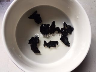 2、荷塘月色—时蔬小炒,黑木耳开水泡发后洗净。