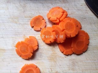 3、荷塘月色—时蔬小炒,把胡萝卜、藕刨去外皮后洗净切片。