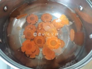 7、荷塘月色—时蔬小炒,然后把除了蘑菇之外的所有食材依次下锅汆烫。