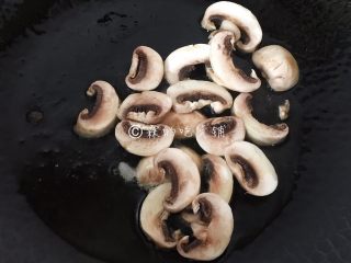 9、荷塘月色—时蔬小炒,起油锅，先煸蘑菇片。
