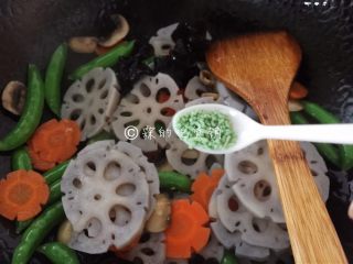 12、荷塘月色—时蔬小炒,加蔬菜精后稍微翻炒一会儿。