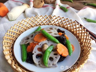 13、荷塘月色—时蔬小炒,出锅装盘。