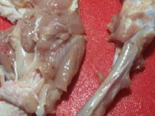 1、“口水鸡”绅士私房菜,首先鸡腿洗净去骨