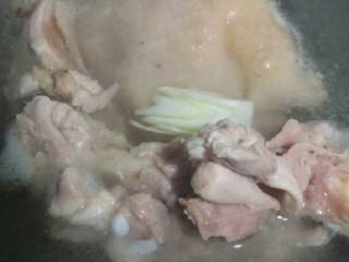 2、“口水鸡”绅士私房菜,开水煮沸半小时后捞出备用