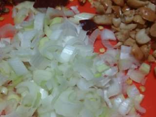 3、“口水鸡”绅士私房菜,辣椒 葱 蒜切碎 花生压碎一半即可