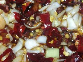 4、“口水鸡”绅士私房菜,取碗调酱汁加入3汤匙生抽 1汤匙白醋 辣椒油1汤匙 香油少量 盐 味精 白糖根据自己口味加入后放入切好的配料