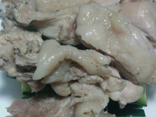 5、“口水鸡”绅士私房菜,鸡肉捞出切条摆盘