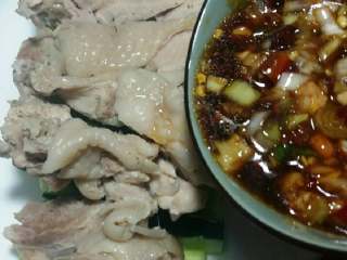 6、“口水鸡”绅士私房菜,把调好的酱汁浇在上面就可以了????