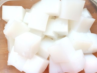 3、炒豌豆凉粉,切成小块备用