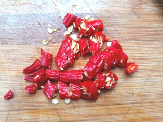 5、炒豌豆凉粉,切碎