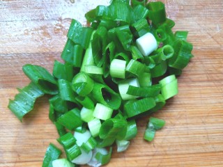 6、炒豌豆凉粉,香葱摘好洗净切碎备用