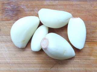 7、炒豌豆凉粉,蒜剥好,洗净切片