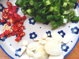 8、炒豌豆凉粉,料都备好