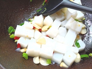 11、炒豌豆凉粉,倒入切好的凉粉,翻炒片刻