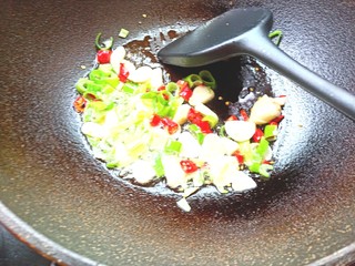 10、炒豌豆凉粉,爆香葱,蒜,米辣