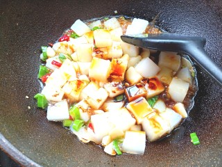 12、炒豌豆凉粉,倒入少许生抽,老抽,翻炒均匀