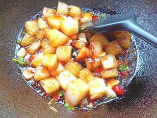 13、炒豌豆凉粉,在加入少许耗油翻炒片刻